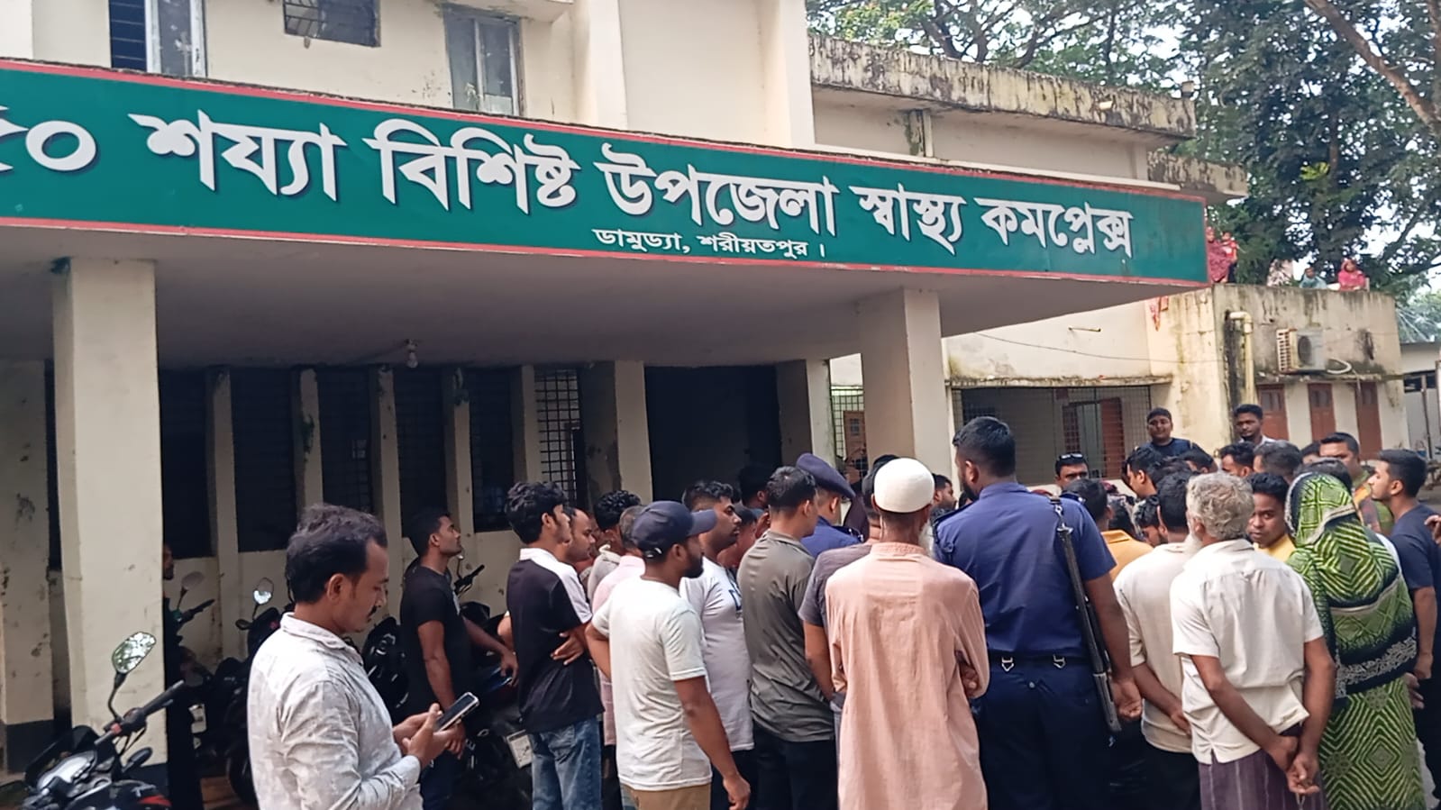শরীয়তপুরে বাচ্চাদের খেলাধুলার কলহে সাড়ে ৩ বছরের শিশু খুন, লাশ বস্তাবন্দি উদ্ধার: আটক ১, ভাঙচুর ও অগ্নিসংযোগ