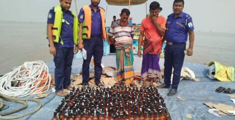 শরীয়তপুরের পদ্মায় বাল্কহেডে ৩০৫ বোতল ভারতীয় হুইস্কি, আটক ২