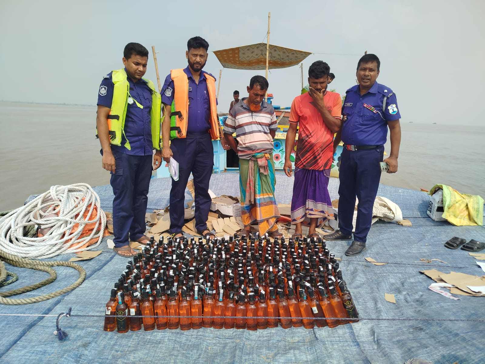 শরীয়তপুরের পদ্মায় বাল্কহেডে ৩০৫ বোতল ভারতীয় হুইস্কি, আটক ২