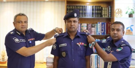 খুলনায় পদোন্নতি পাওয়া পুলিশ সদস্যকে র‍্যাংক ব্যাজ পরালেন পুলিশ সুপার