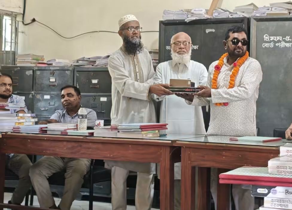 ২৫ বছরের শিক্ষকতা জীবনের ইতি,তেরখাদার চিত্রা মহিলা কলেজে বুলুকে বিদায় সংবর্ধনা