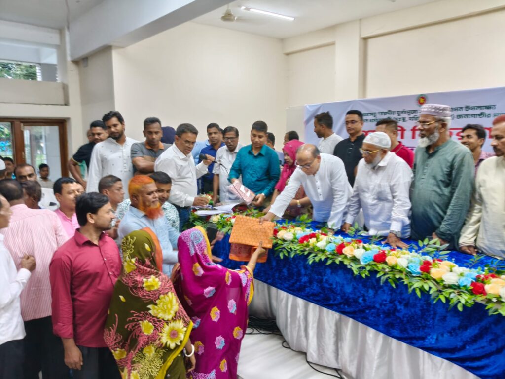 শরীয়তপুরে দুর্গাপূজা উপলক্ষে ভালোবাসার উপহার: এমপি আসলামের শাড়ি বিতরণ