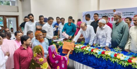 শরীয়তপুরে দুর্গাপূজা উপলক্ষে ভালোবাসার উপহার: এমপি আসলামের শাড়ি বিতরণ