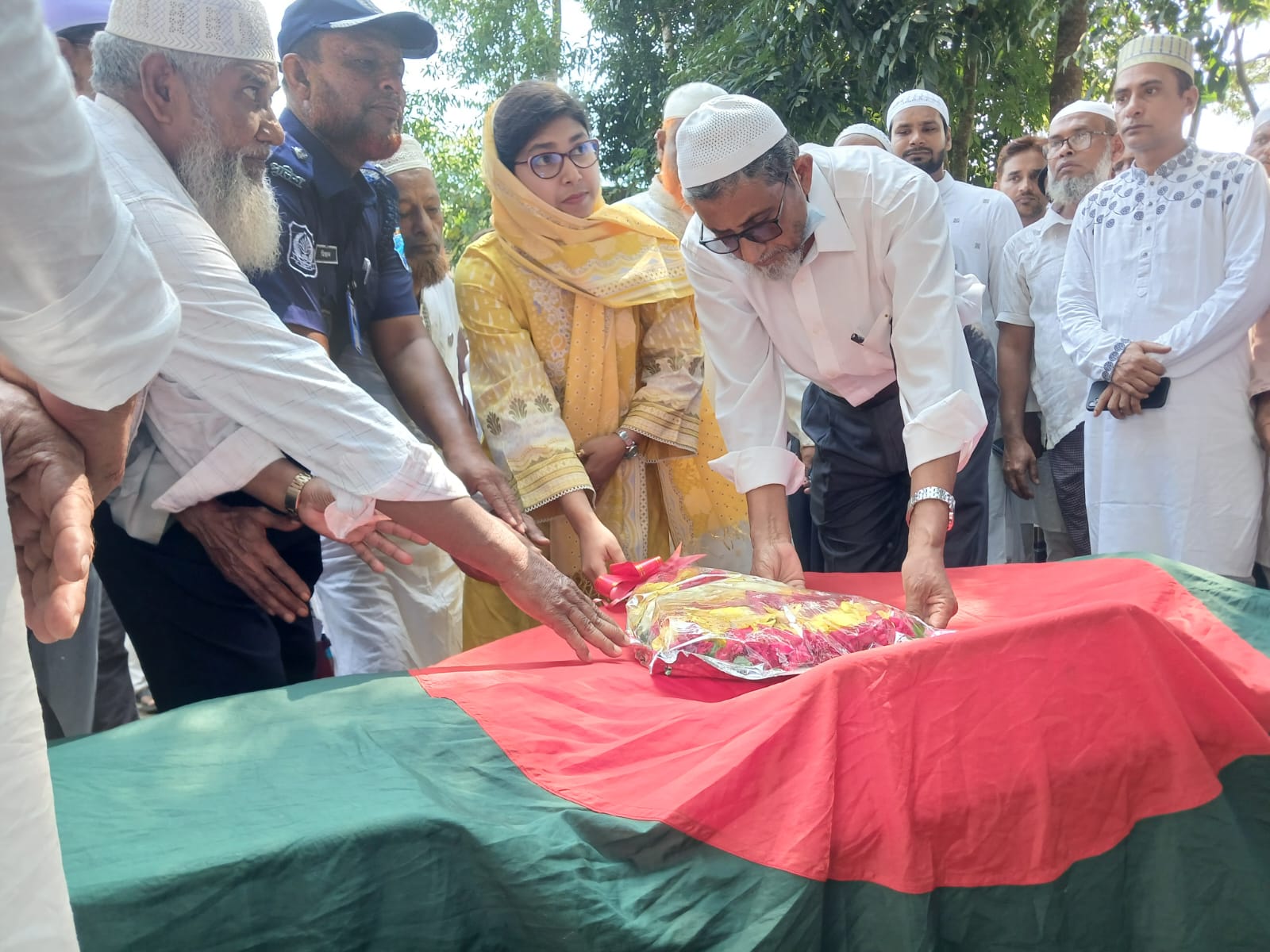 বীর মুক্তিযোদ্ধা ও প্রবীণ আইনজীবী আবুল কাশেম মৃধার প্রয়াণ: রাষ্ট্রীয় মর্যাদায় দাফন