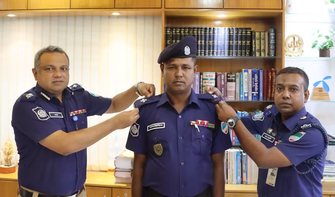 খুলনায় পদোন্নতি পাওয়া পুলিশ সদস্যকে র‍্যাংক ব্যাজ পরালেন পুলিশ সুপার