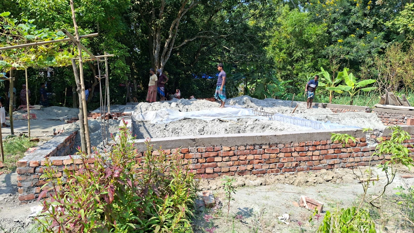 শরীয়তপুরে আদালতে মামলা সত্ত্বেও বিতর্কিত জমিতে পাকা ভবন নির্মাণের অভিযোগ