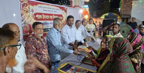 দুর্গোৎসবে শরীয়তপুরে সনাতন ধর্মাবলম্বীদের হাতে বস্ত্র তুলে দিলেন শাহিন মাদবর