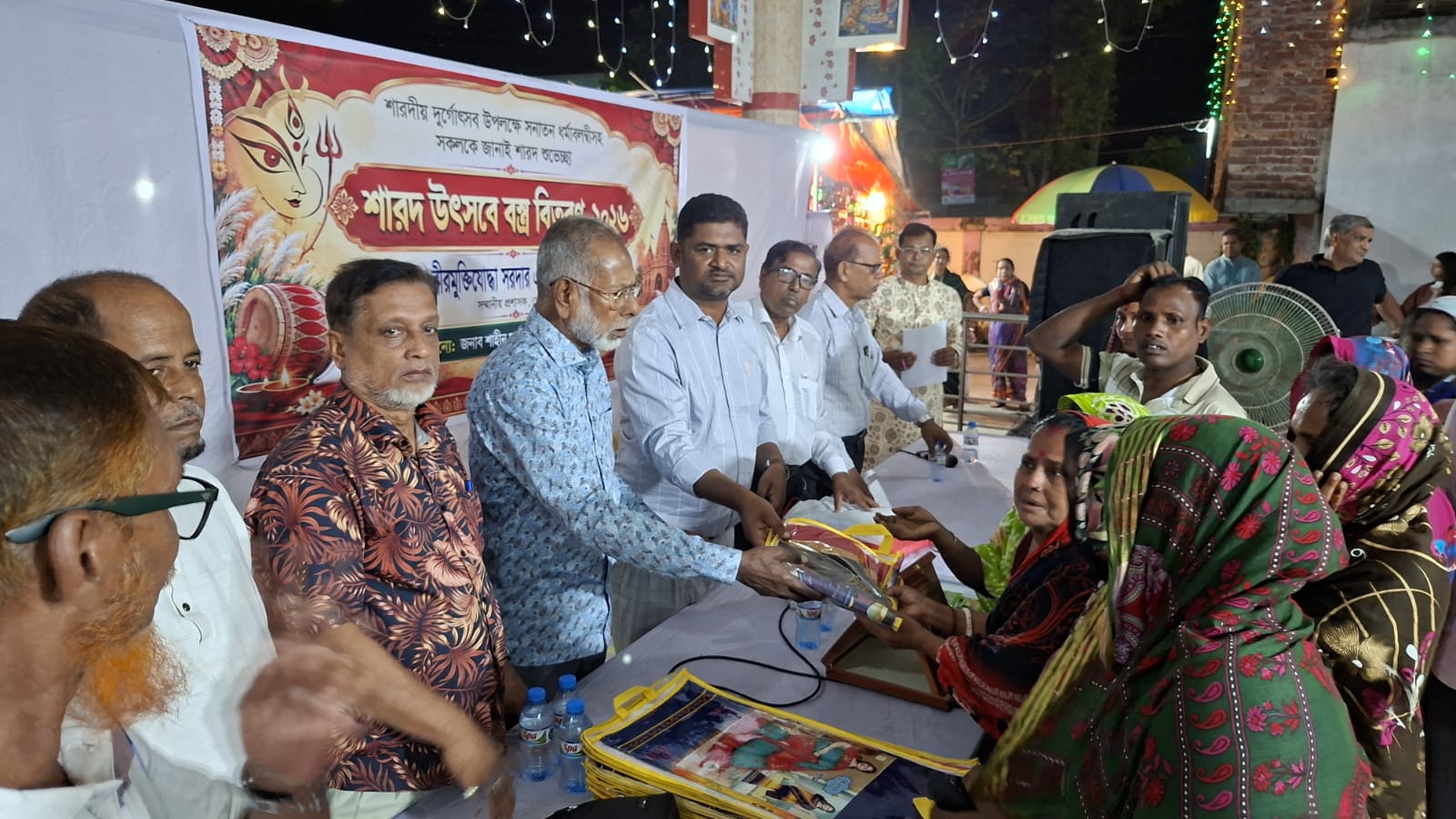 দুর্গোৎসবে শরীয়তপুরে সনাতন ধর্মাবলম্বীদের হাতে বস্ত্র তুলে দিলেন শাহিন মাদবর