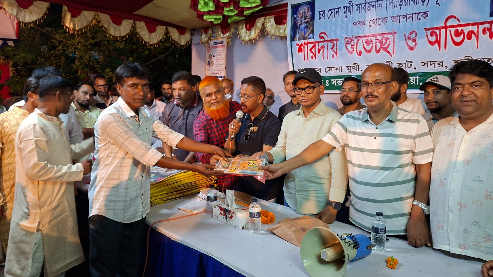 শরীয়তপুরে রুদ্রকরের পাঁচ পূজামণ্ডপে নগদ অর্থ ও বস্ত্র বিতরণ