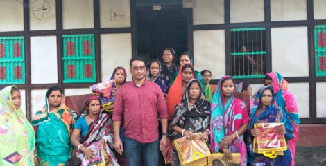 দুর্গাপূজায় শরীয়তপুরের আংগারিয়ায় নারীদের শাড়ি উপহার দিলেন খলিল মোল্লা