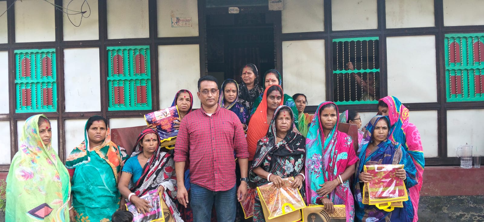 দুর্গাপূজায় শরীয়তপুরের আংগারিয়ায় নারীদের শাড়ি উপহার দিলেন খলিল মোল্লা