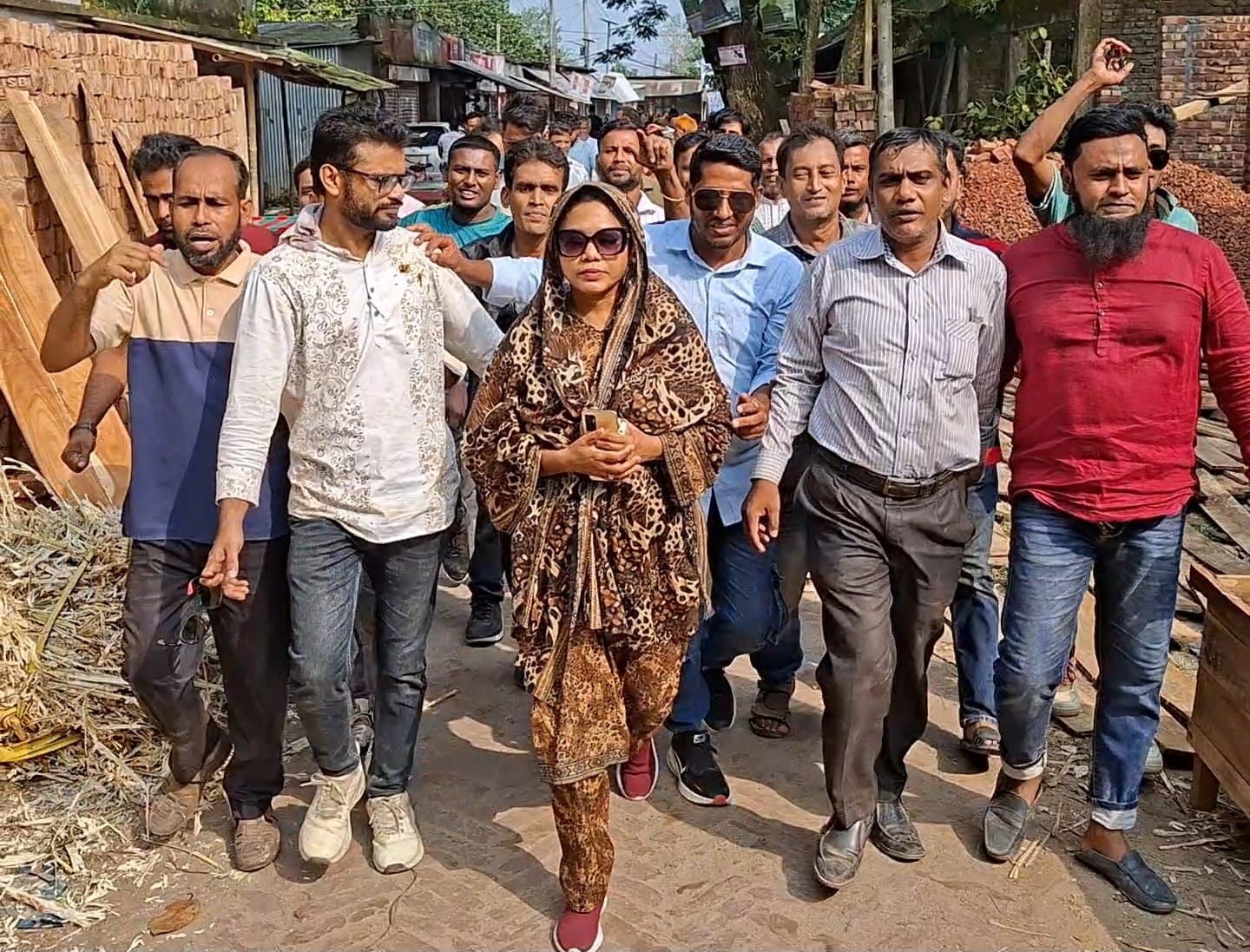 আংগারিয়ায় ইলোরা হাওলাদারের শোভাযাত্রা, নতুন হাটে শেষ গণসংযোগ