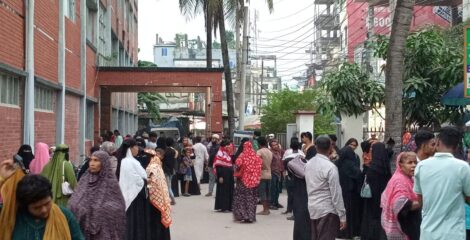 শরীয়তপুরের “আংগারিয়া সমিতি”র কার্যালয় ঘেরাও, আটক ৫ || টাকা ফেরতের দাবিতে পালং থানায় শত শত গ্রাহক