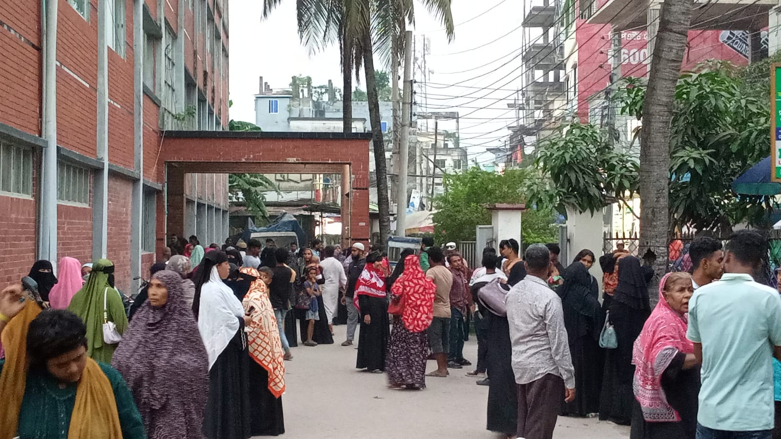 শরীয়তপুরের “আংগারিয়া সমিতি”র কার্যালয় ঘেরাও, আটক ৫ || টাকা ফেরতের দাবিতে পালং থানায় শত শত গ্রাহক