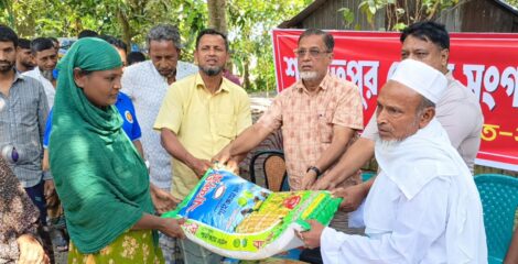 শরীয়তপুরে ১০০ দরিদ্র পরিবারের মাঝে চাল বিতরণ করলেন স্পেন প্রবাসী জাকির হোসেন খান