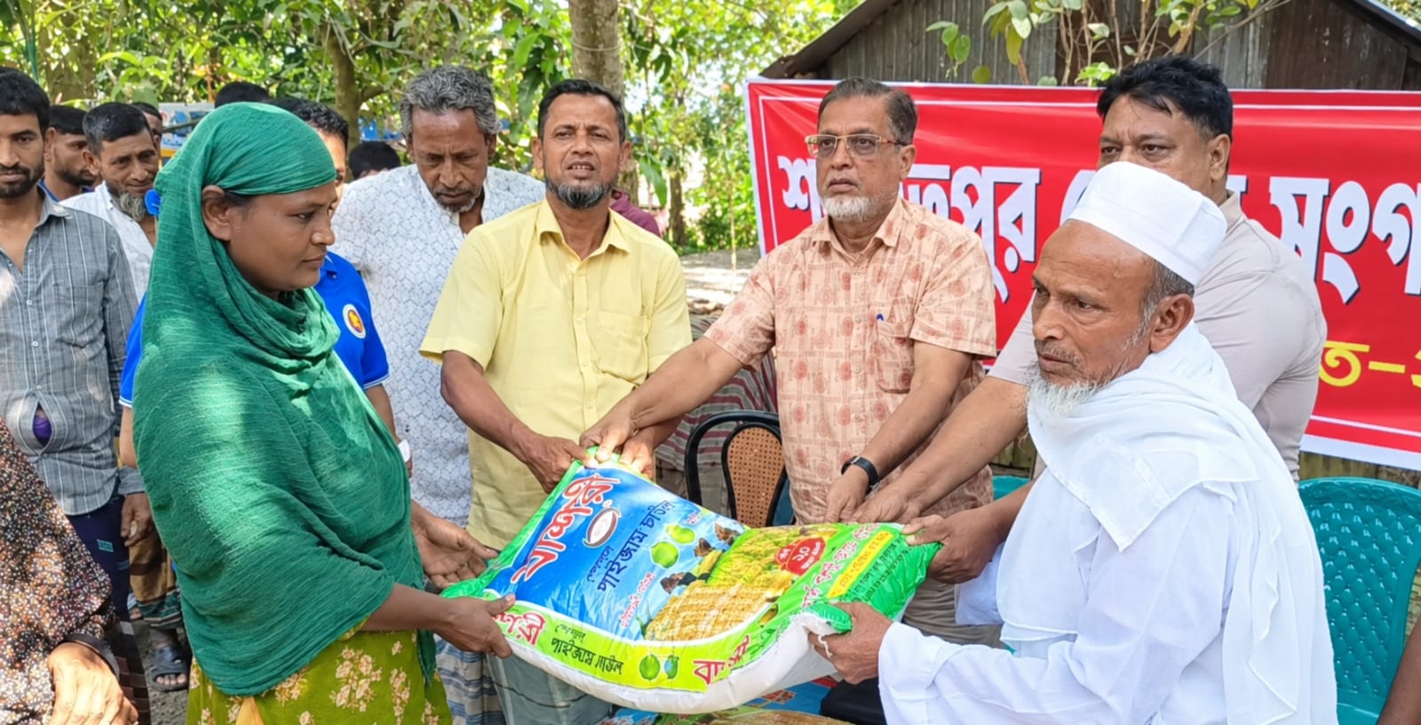 শরীয়তপুরে ১০০ দরিদ্র পরিবারের মাঝে চাল বিতরণ করলেন স্পেন প্রবাসী জাকির হোসেন খান