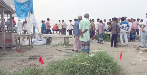 পদ্মার তীররক্ষা বাঁধে ফাটল, আতঙ্কে ব্যবসায়ীরা