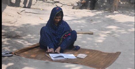 দুই হাত নেই, পা দিয়ে লিখেই রাজশাহী বিশ্ববিদ্যালয় থেকে স্নাতকোত্তর বিউটির