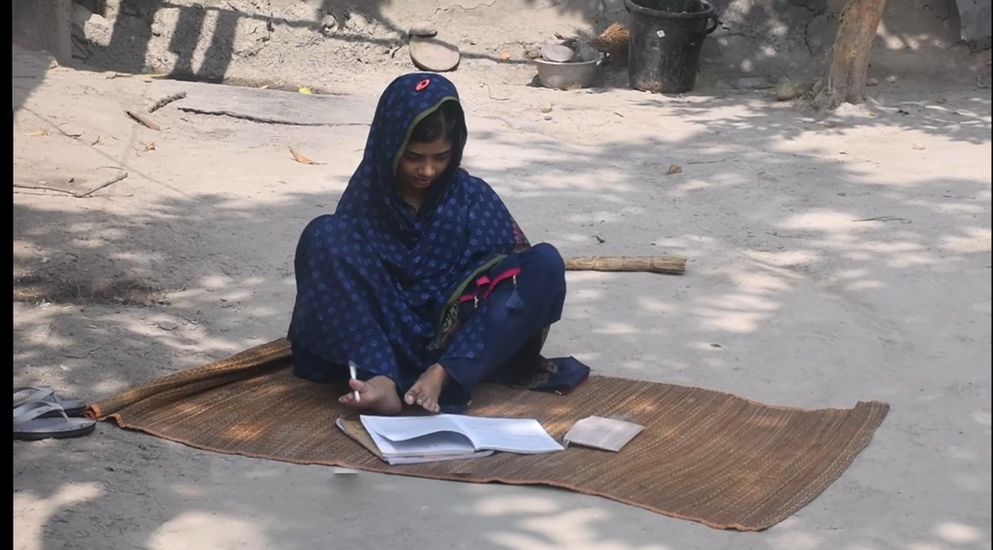 দুই হাত নেই, পা দিয়ে লিখেই রাজশাহী বিশ্ববিদ্যালয় থেকে স্নাতকোত্তর বিউটির
