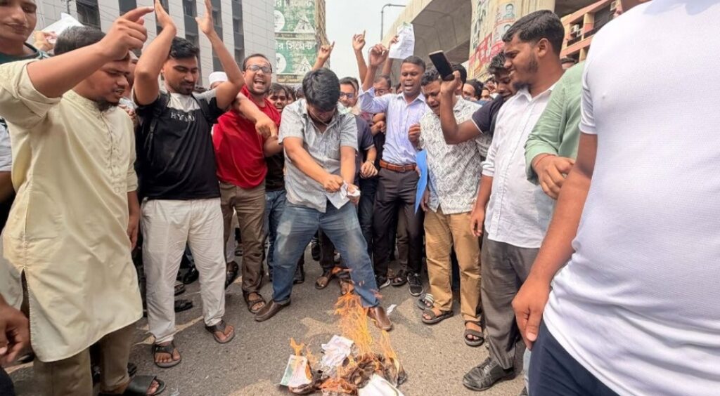 প্রশ্নপত্র ফাঁসের অভিযোগে যুব উন্নয়ন অধিদপ্তরের নিয়োগ পরীক্ষা স্থগিত, সড়কে বিক্ষোভ
