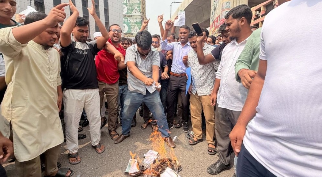 প্রশ্নপত্র ফাঁসের অভিযোগে যুব উন্নয়ন অধিদপ্তরের নিয়োগ পরীক্ষা স্থগিত, সড়কে বিক্ষোভ