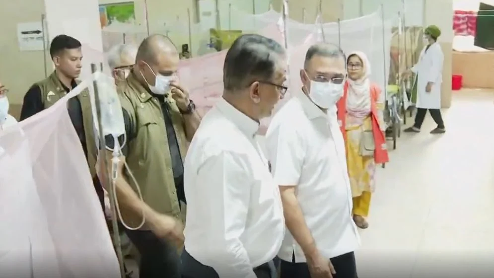 শিশু হাসপাতালে চিকিৎসকের ধূমপান, বরখাস্তের নির্দেশ প্রধানমন্ত্রীর