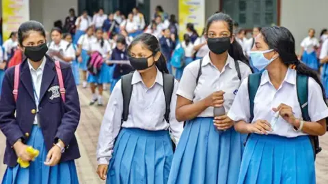 পশ্চিমবঙ্গের স্কুলের সিলেবাসে বড় পরিবর্তন, বাদ পড়ছে ‘আব্বা-আম্মু’, কমছে মুঘল ইতিহাস