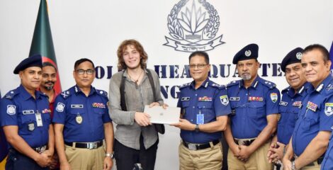 উদ্ধার হওয়া ল্যাপটপ ফিরে পেলেন জার্মান পর্যটক ক্রিল