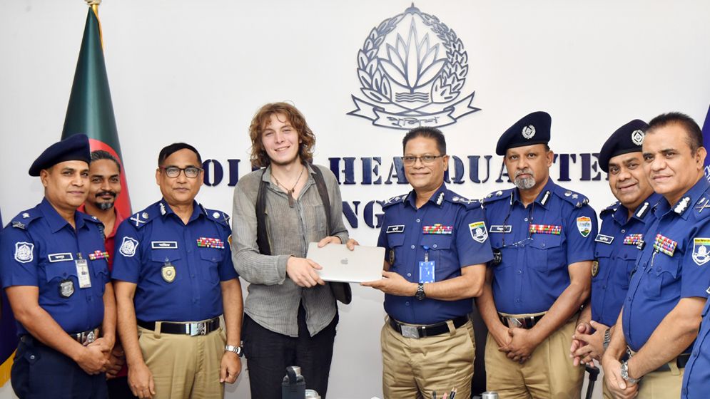 উদ্ধার হওয়া ল্যাপটপ ফিরে পেলেন জার্মান পর্যটক ক্রিল