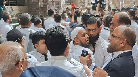 আখতারুজ্জামানের জামিন নামঞ্জুর, আদালতে আইনজীবীদের হট্টগোল-ধাক্কাধাক্কি