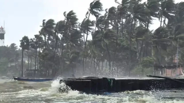 ভারতের অন্ধ্রপ্রদেশে ঘূর্ণিঝড় অর্ণব, বাতাসের গতি ১৪০ কিমি