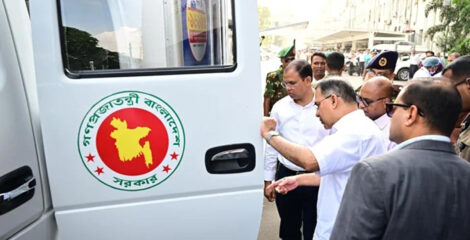 নিরাপদ খাদ্য পরীক্ষার ভ্রাম্যমাণ ল্যাব ঘুরে দেখলেন প্রধানমন্ত্রী