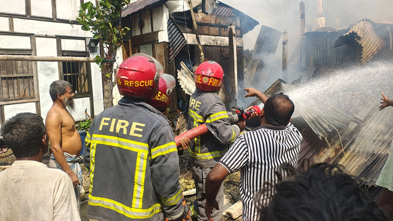 একইদিনে মুন্সীগঞ্জের তিন স্থানে আগুন, পুড়ল ৪ বসতঘর