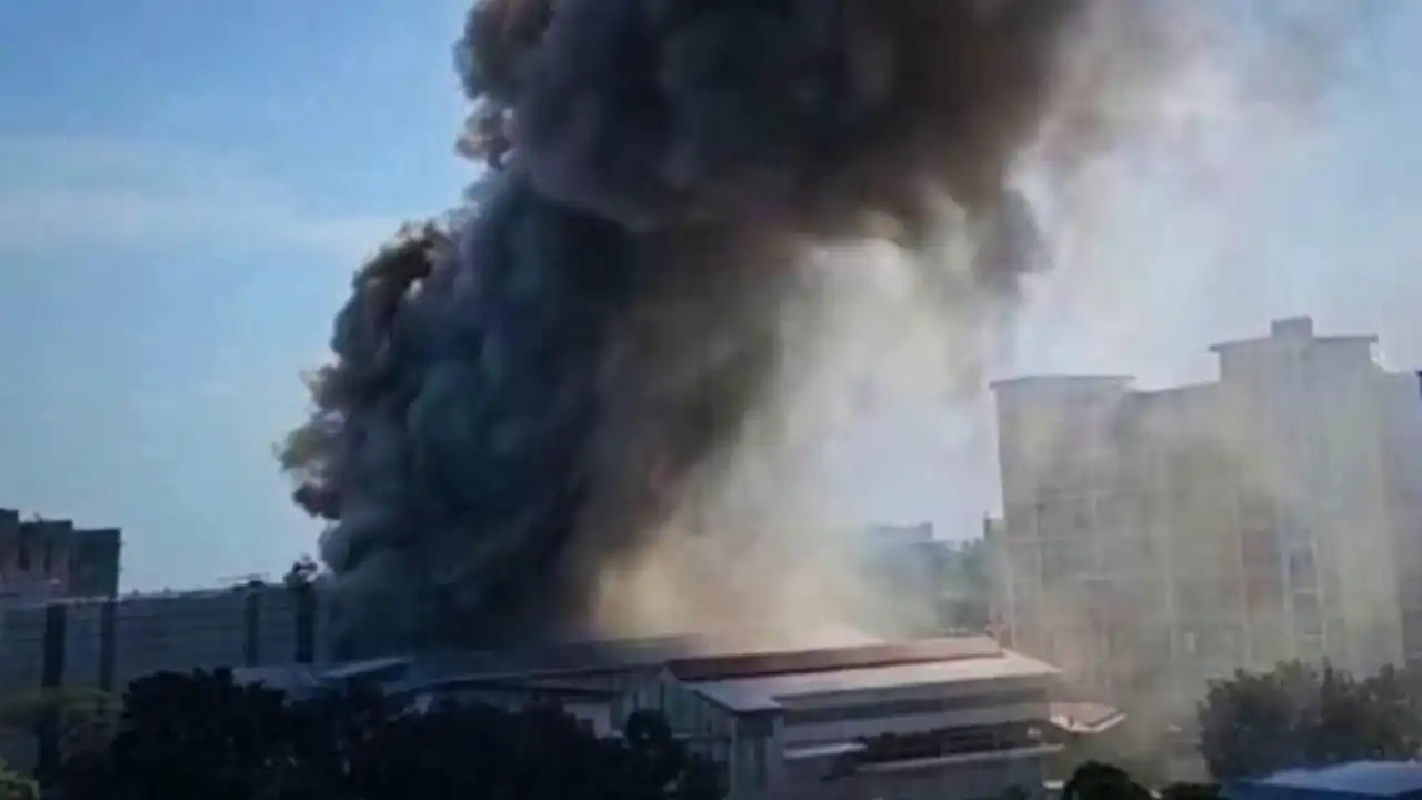 টঙ্গীতে ওষুধ কারখানার আগুন সাড়ে ১২ ঘণ্টার যৌথ চেষ্টায় নিয়ন্ত্রণে, ক্ষয়ক্ষতির পরিমাণ এখনো অনিশ্চিত