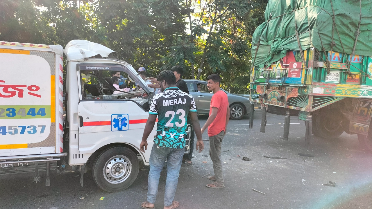 পদ্মা সেতু এক্সপ্রেসওয়েতে ট্রাকের পেছনে মরদেহবাহী অ্যাম্বুলেন্সের ধাক্কা, আহত এক
