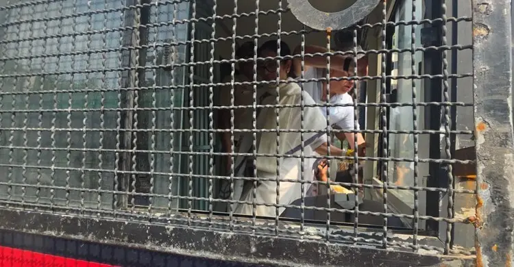 নয়াদিল্লিতে বিক্ষোভ থেকে মমতা ব্যানার্জী আটক