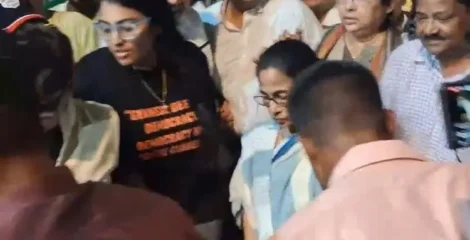 মমতা ব্যানার্জীকে ছুরিকাঘাতের চেষ্টা