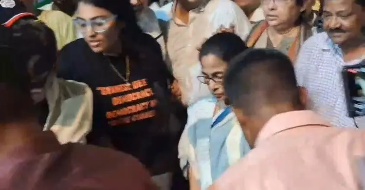 মমতা ব্যানার্জীকে ছুরিকাঘাতের চেষ্টা