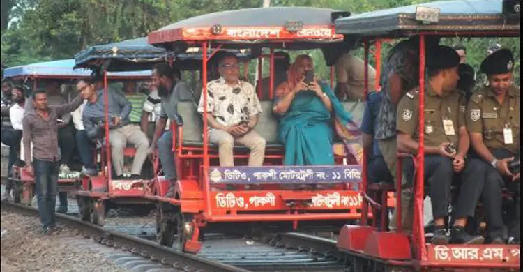 রেল সচিবের সফরে স্ত্রীর উপস্থিতি ঘিরে সমালোচনা