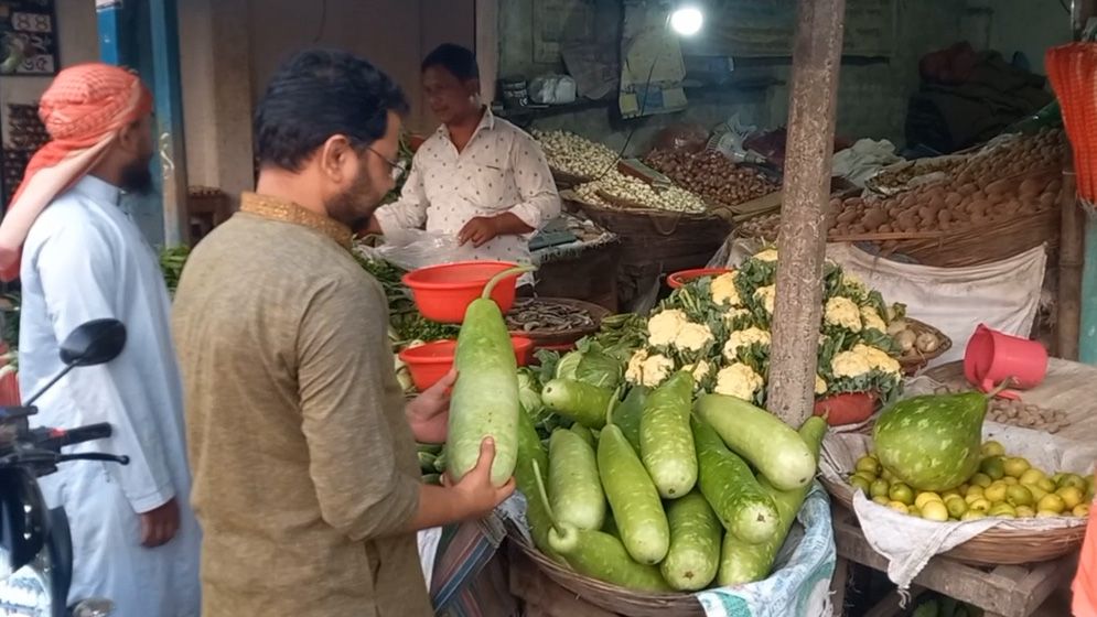 পঞ্চগড়ে মাঠে লাউ ২ টাকা, ঢাকায় ৬০ টাকা বিক্রি