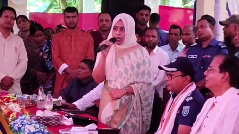দেড় মিনিটে মন্ত্রীকে ২৫ বার ‘স্যার’ বলে আলোচনায় ইউএনও