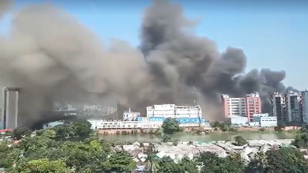 টঙ্গীর চেরাগআলীতে ওষুধ কারখানায় আগুন, নিয়ন্ত্রণে ফায়ার সার্ভিসের ৮ ইউনিট