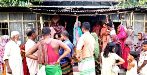 ফ্যামিলি কার্ডের কথা বলে ছবি তুলতে গিয়ে নারীর স্বর্ণের দুল নিয়ে পালাল প্রতারকরা