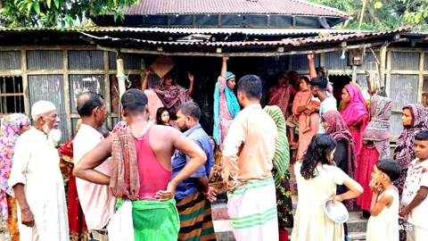 ফ্যামিলি কার্ডের কথা বলে ছবি তুলতে গিয়ে নারীর স্বর্ণের দুল নিয়ে পালাল প্রতারকরা